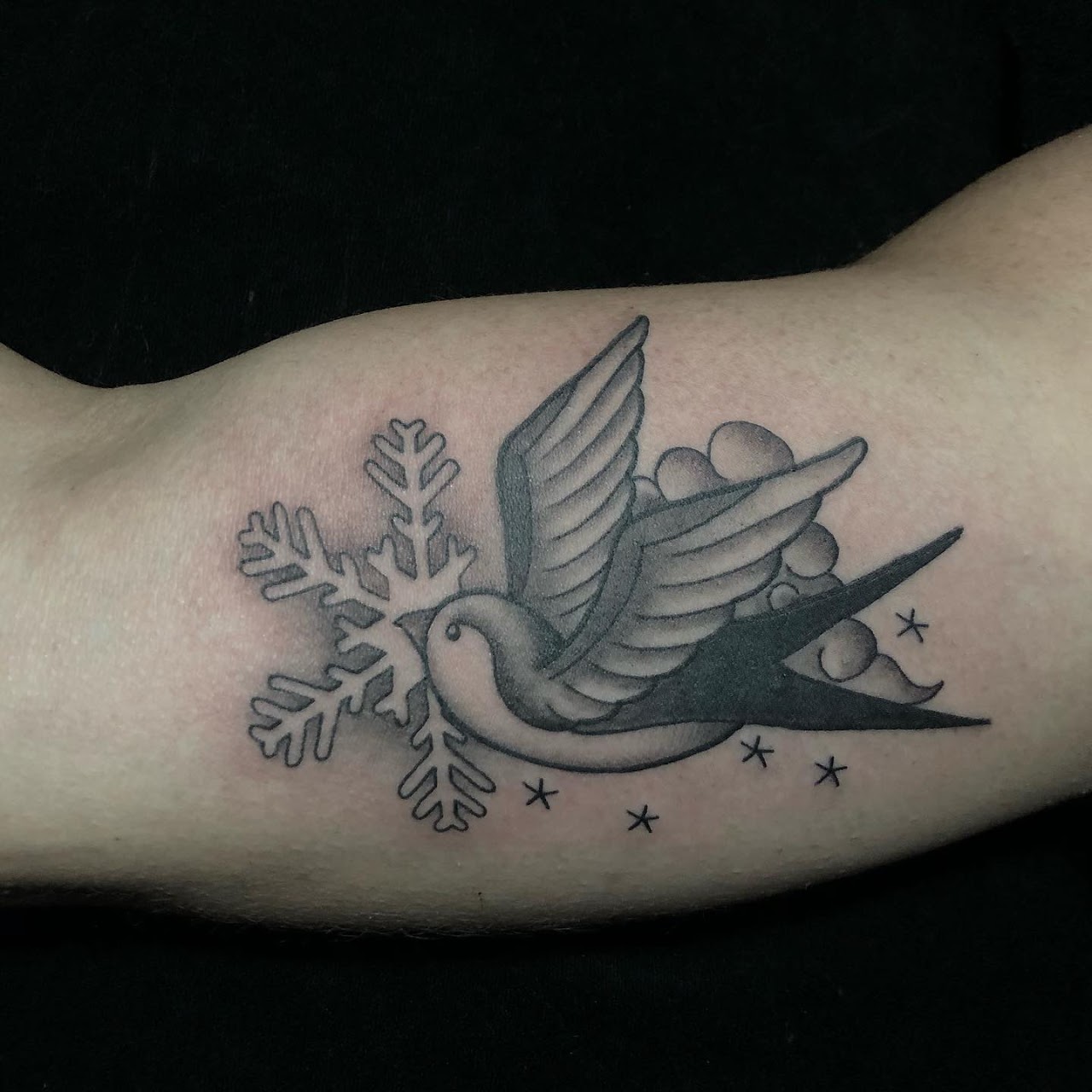 Tatuaje máscara oni con dragón y llamas oriental — CAOS Art Tattoo Chile