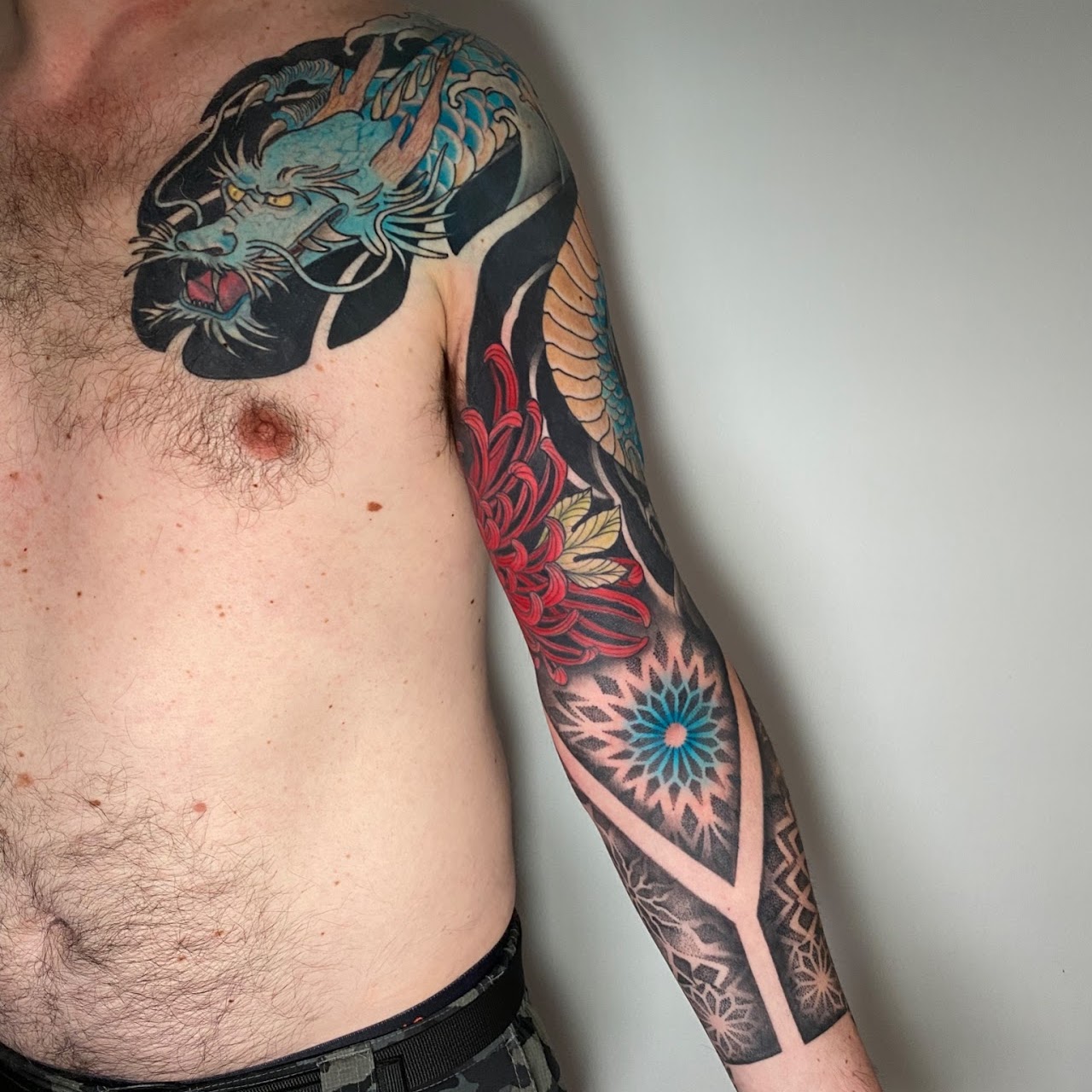 Tatuaje máscara hannya roja con flores neo japonés en cuello — CAOS Art Tattoo Chile