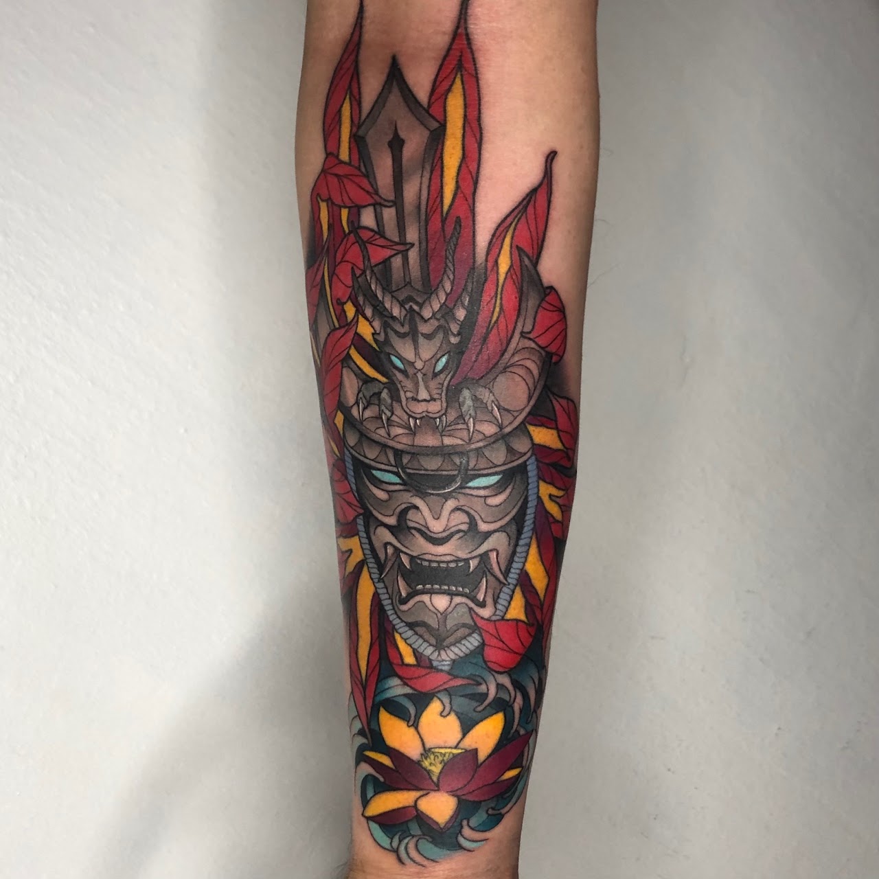 Tatuaje crisantemo rojo neo japonés en codo — CAOS Art Tattoo Chile