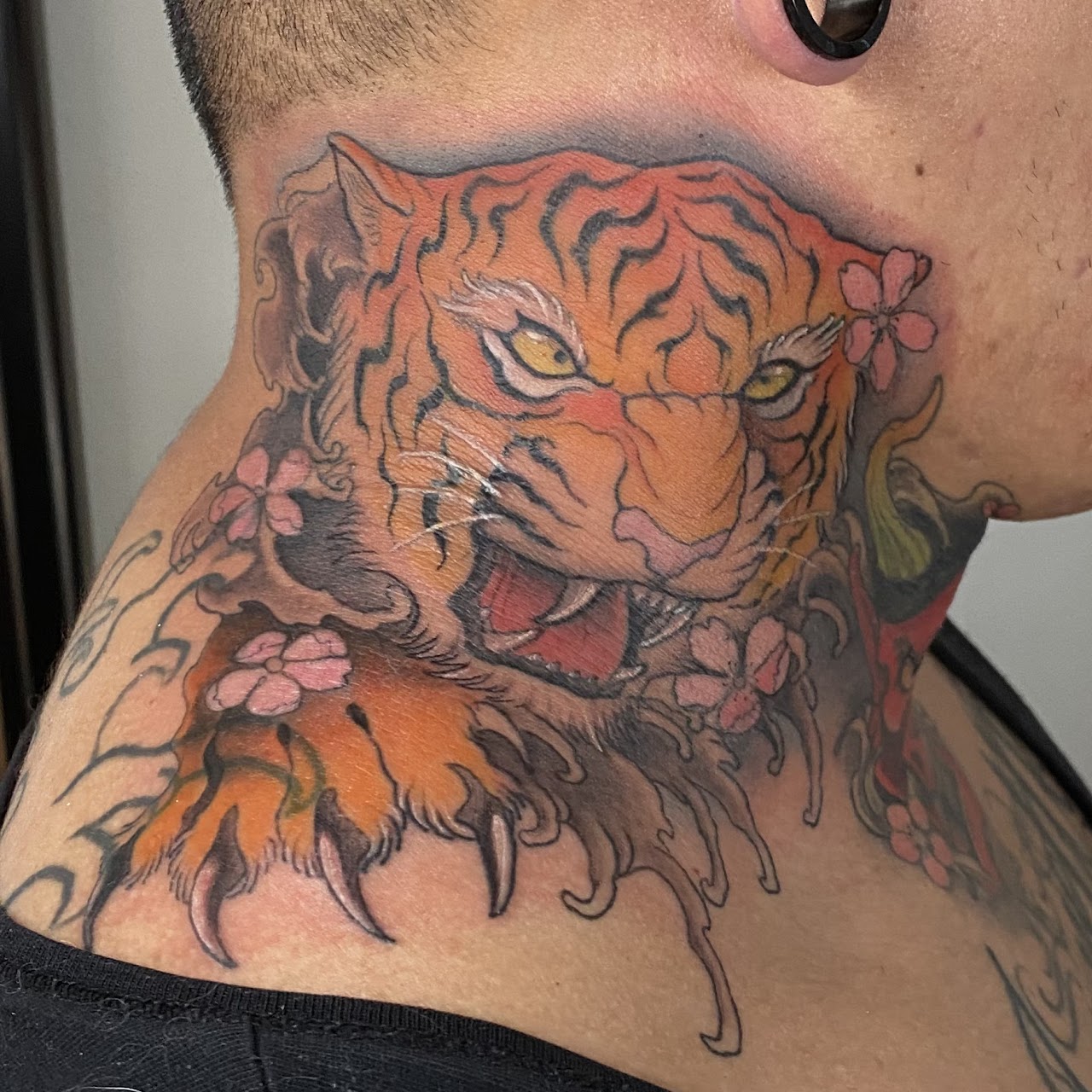 Tatuaje dragón japonés con rayos en pecho y hombro — CAOS Art Tattoo Chile