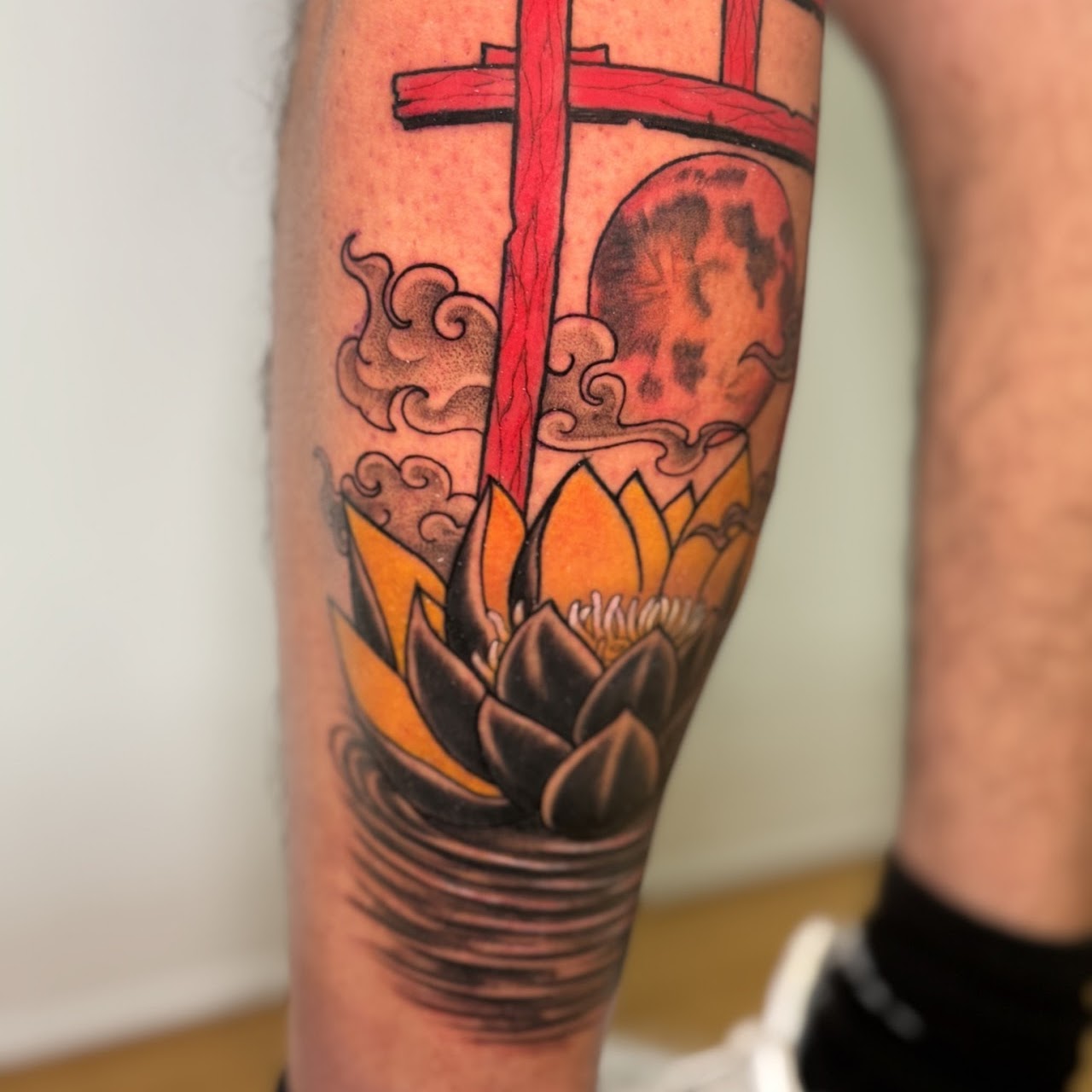 Tatuaje sleeve dragón azul crisantemo rojo y mandala — CAOS Art Tattoo Chile