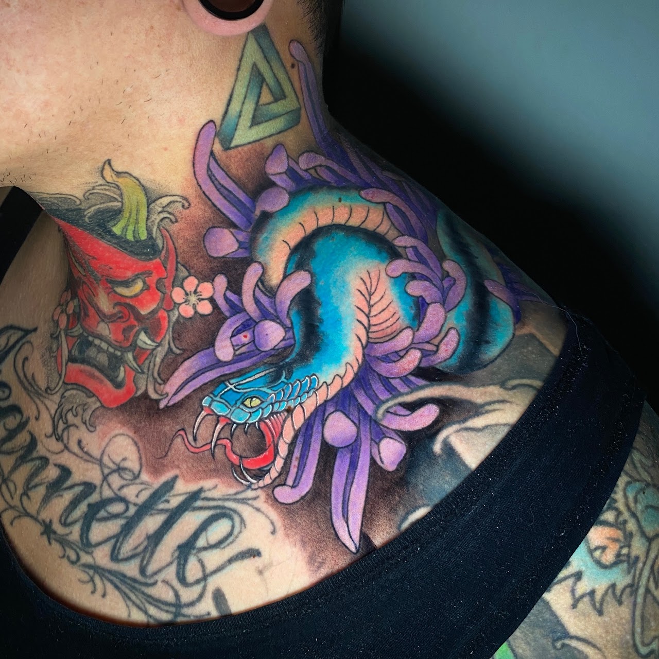 Tatuaje golondrina con copo de nieve blackwork tradicional — CAOS Art Tattoo Chile