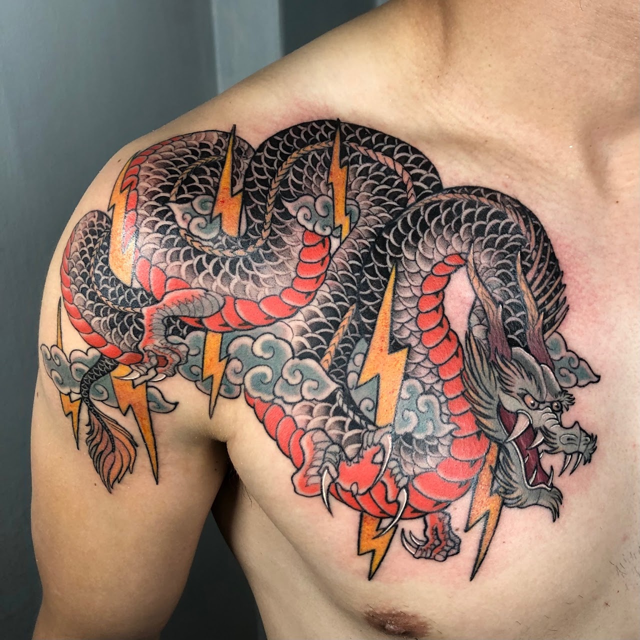 Tatuaje golondrina con sol blackwork tradicional americano — CAOS Art Tattoo Chile