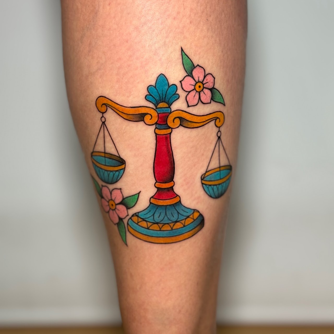 Tatuaje máscara hannya roja con olas y sakura neo japonés — CAOS Art Tattoo Chile