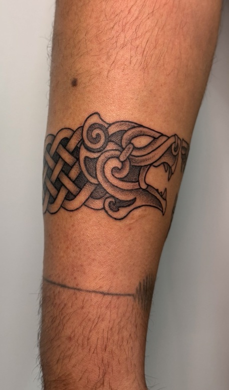 Tatuaje Brazalete celta lobo nórdico blackwork — CAOS Art Tattoo Chile