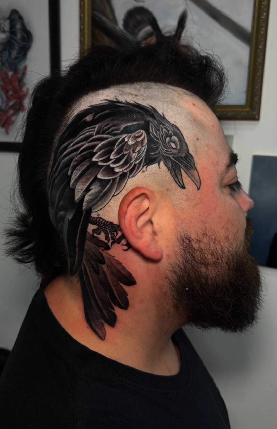 Tatuaje Cuervo vikingo en cabeza con plumas — CAOS Art Tattoo Chile