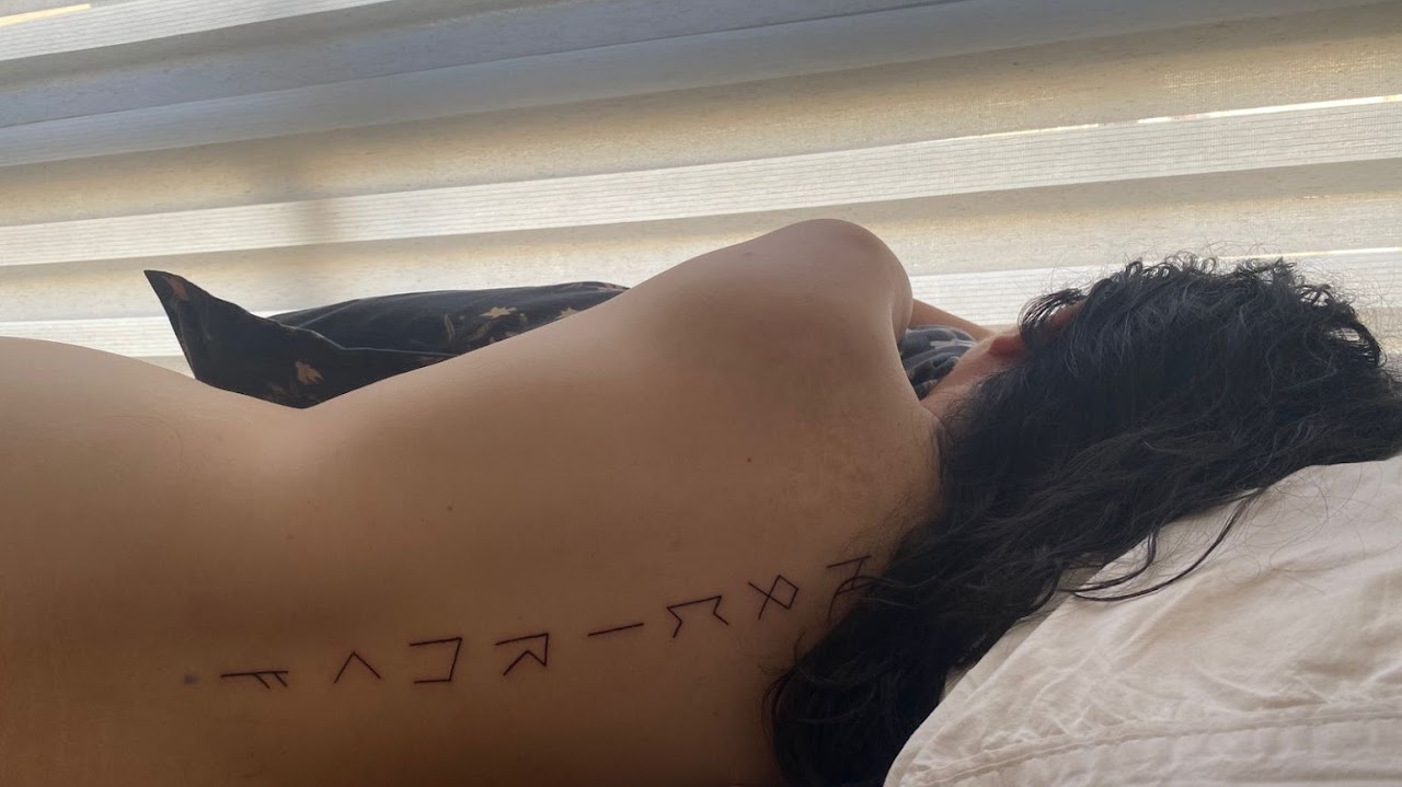 Tatuaje Runas vikingas horizontales espalda baja — CAOS Art Tattoo Chile