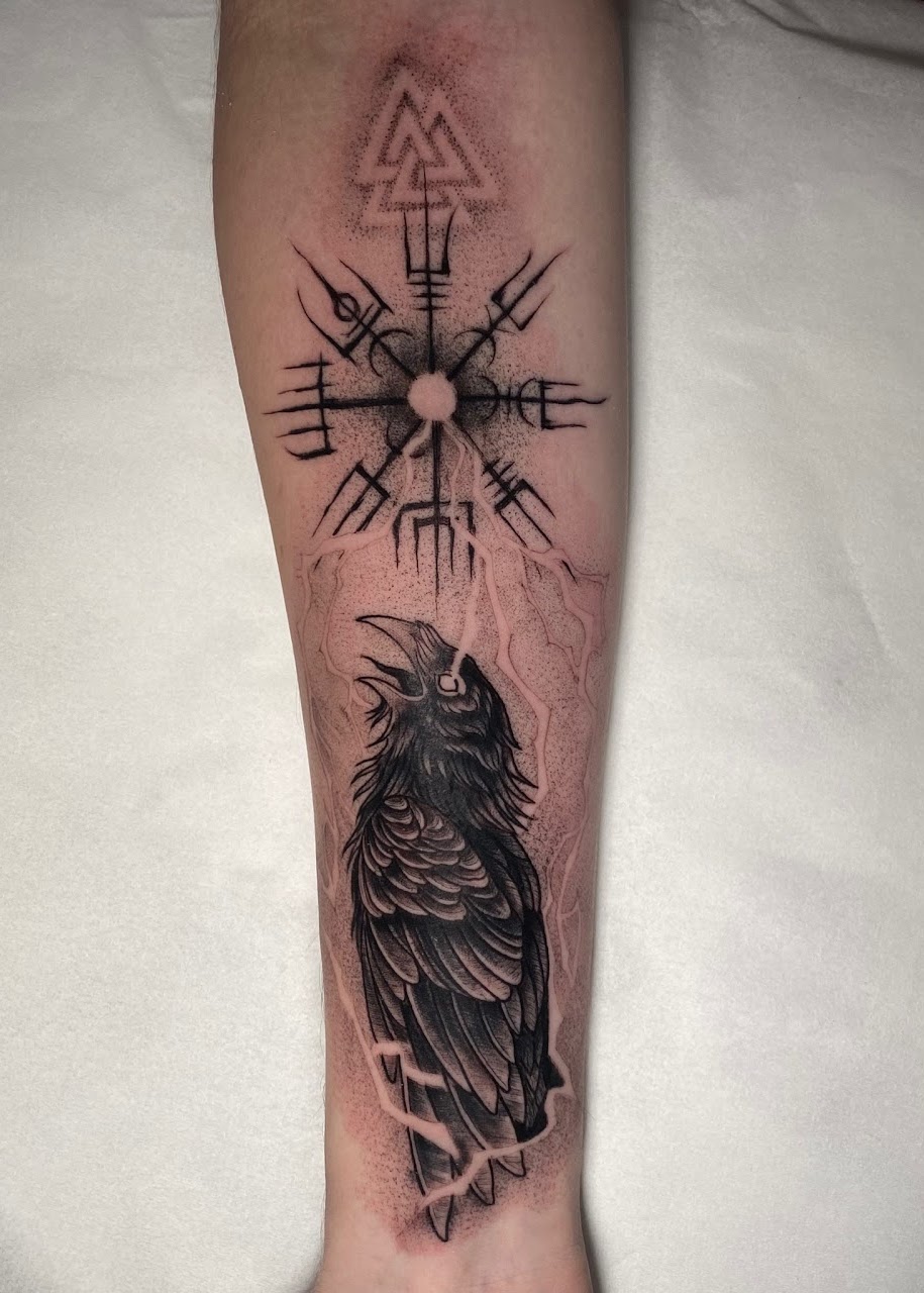 Tatuaje Vegvísir con cuervo y valknut blackwork — CAOS Art Tattoo Chile