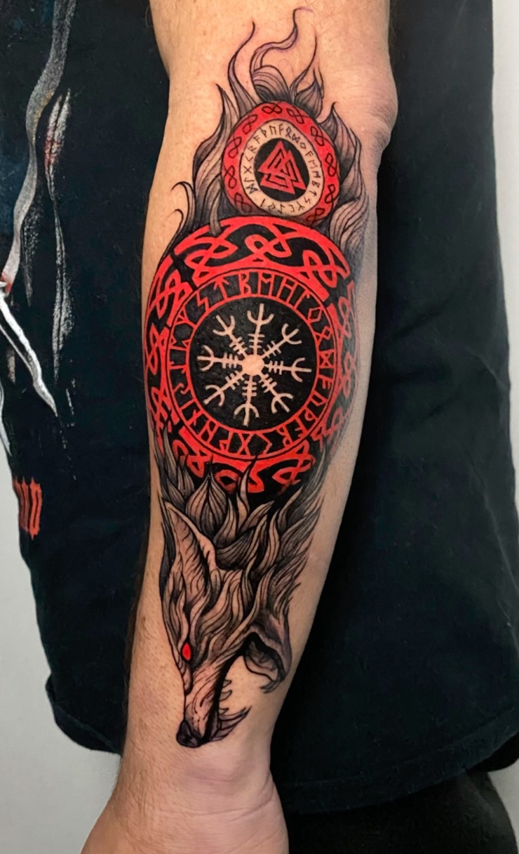 Tatuaje Aegishjalmur con lobo y runas rojas — CAOS Art Tattoo Chile