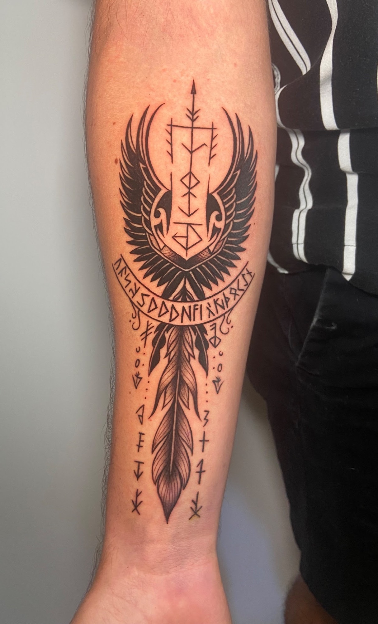 Tatuaje Vegvísir con alas y runas blackwork — CAOS Art Tattoo Chile
