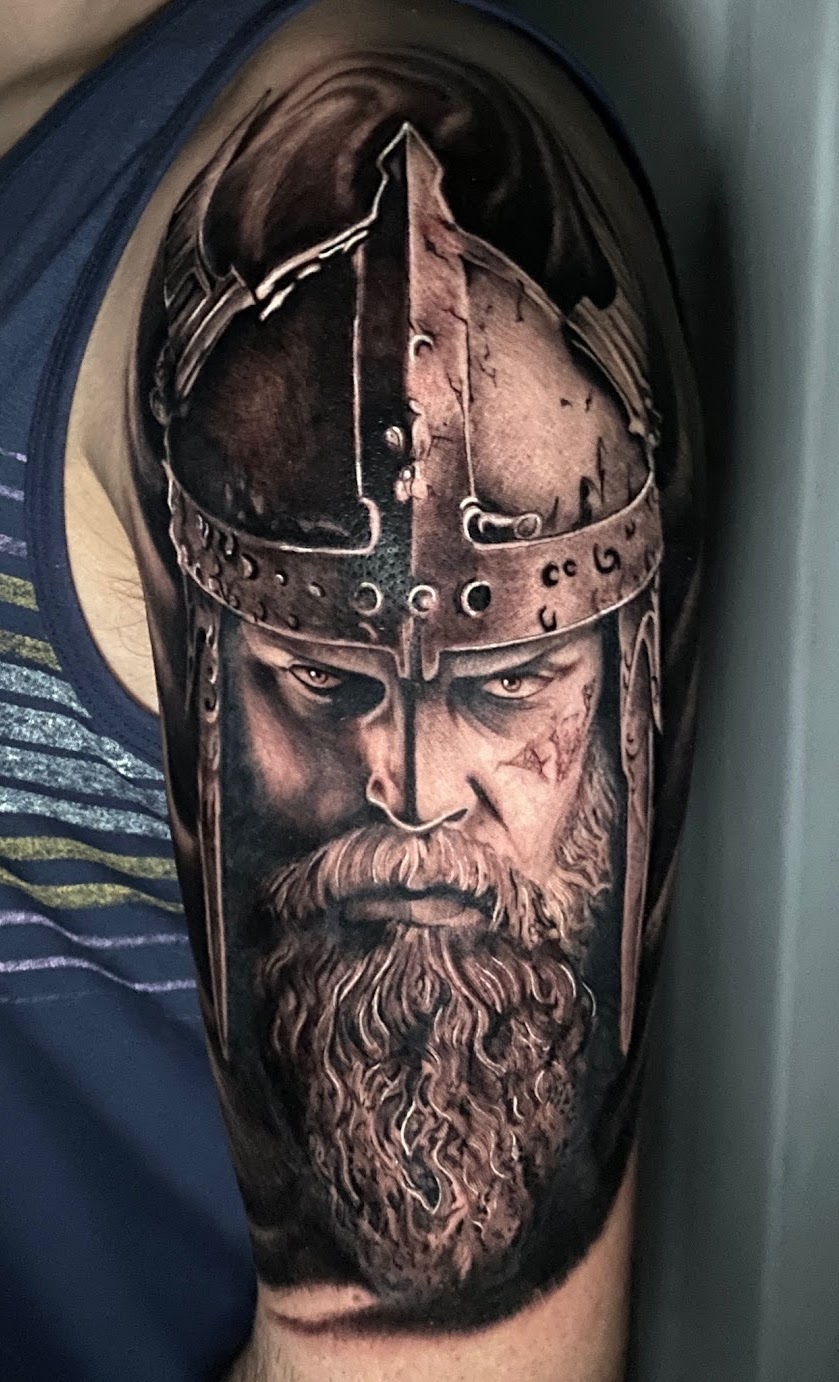 Tatuaje Guerrero vikingo retrato realista con yelmo — CAOS Art Tattoo Chile