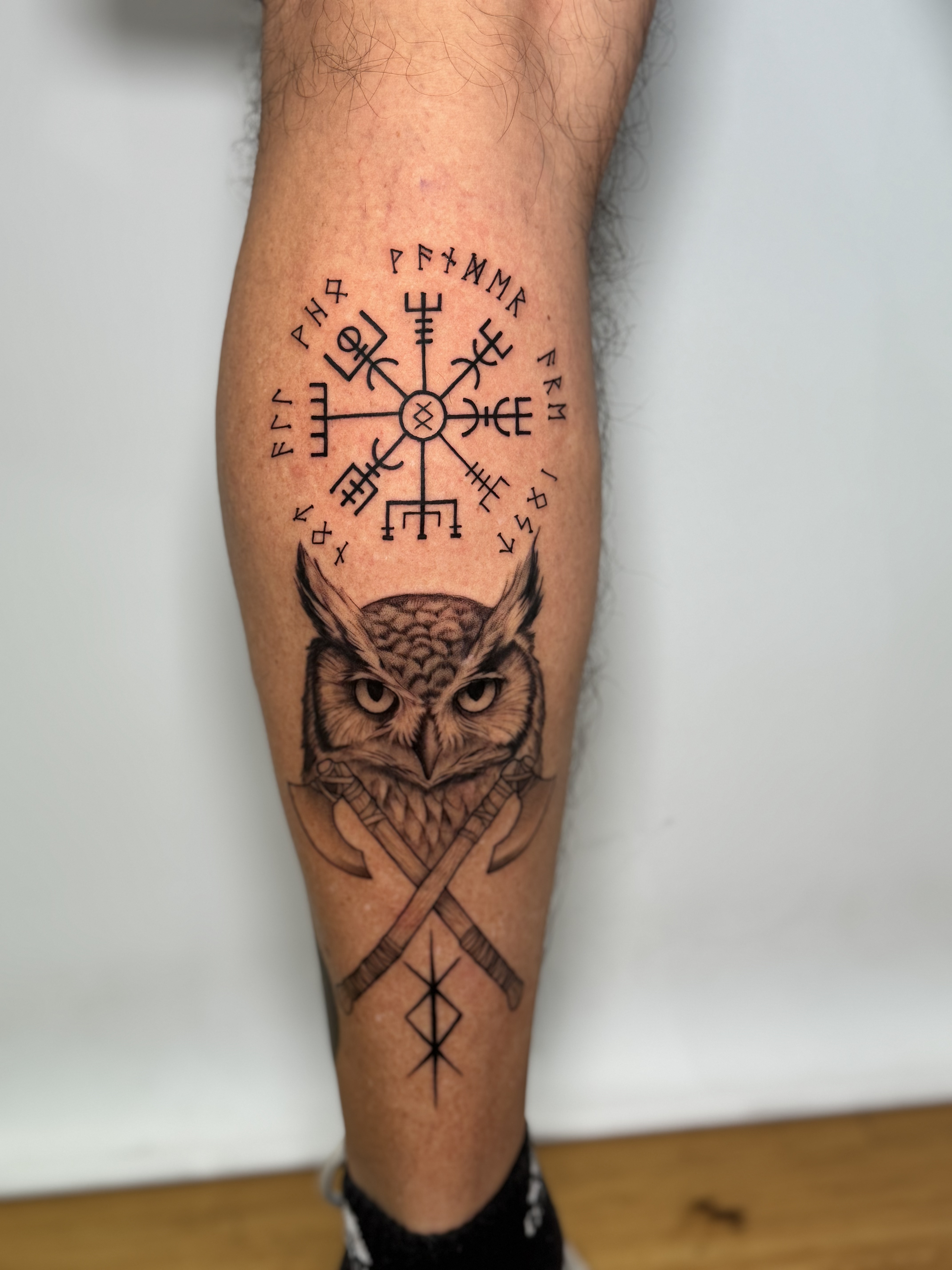 Tatuaje búho vegvísir runas hachas vikingas — CAOS Art Tattoo Chile