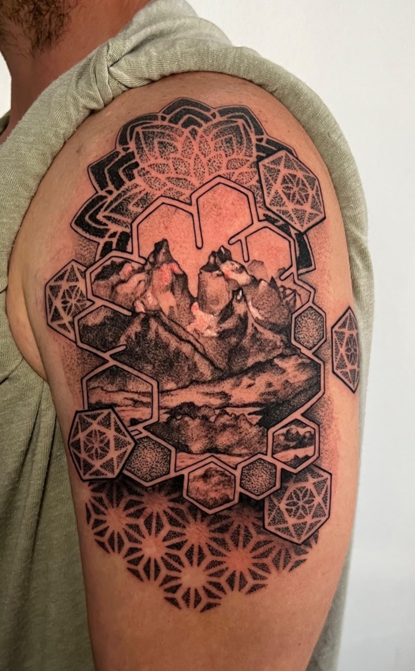 Mountain landscape surrounded by geometric hexagons and mandala — Caos Art Tattoo Santiago