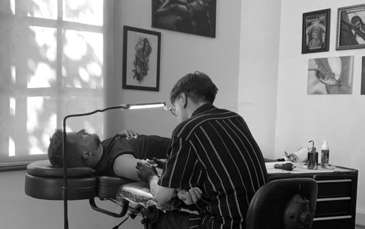 Estudio CAOS Art Tattoo Santiago — artista tatuando en sesión