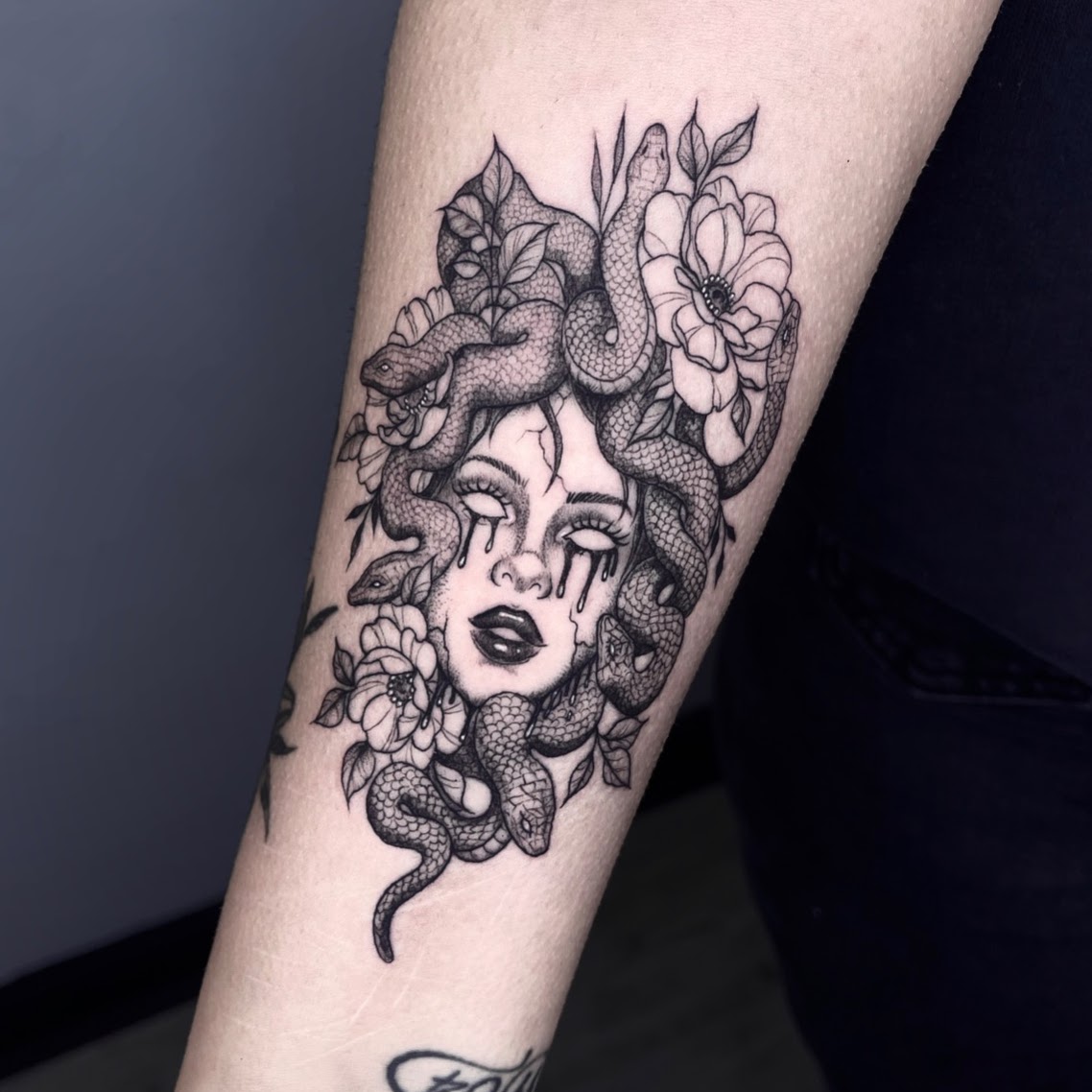 Nati — Ojo con serpiente, blackwork sigilism, CAOS Art Tattoo Santiago