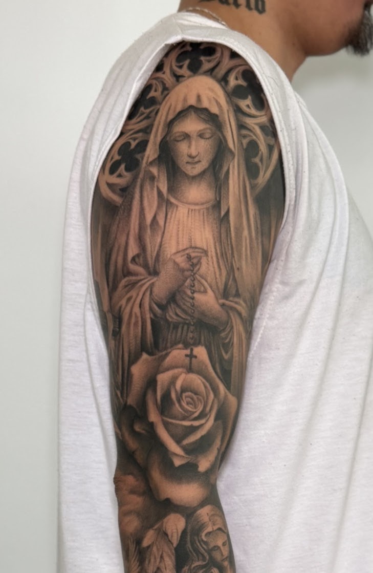 Manga completa religiosa con Virgen — tatuaje realismo — CAOS Art Tattoo Chile