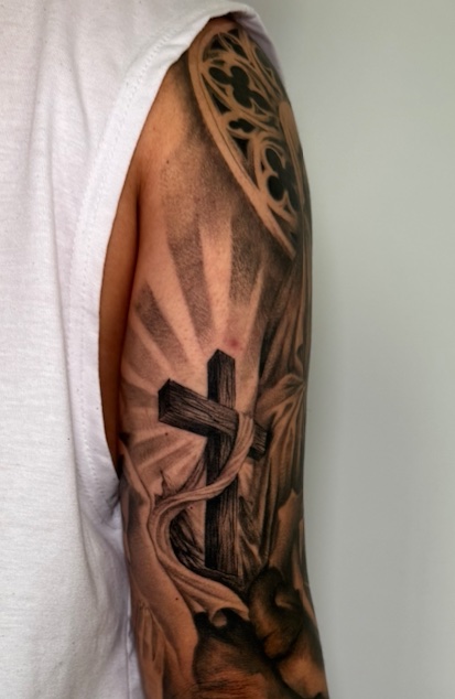 Manga con Jesús orando y palomas — tatuaje realismo — CAOS Art Tattoo Chile