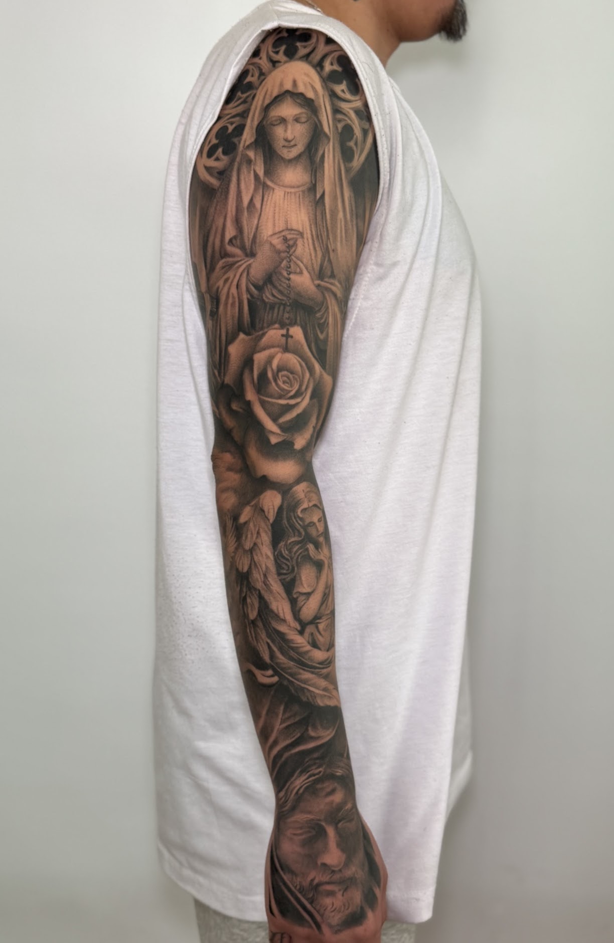 Tatuaje lobo en el pecho con manga — realismo — CAOS Art Tattoo Chile