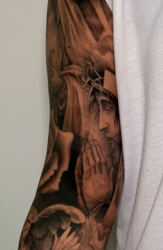 Tigre realista en hombro y brazo — CAOS Art Tattoo Chile