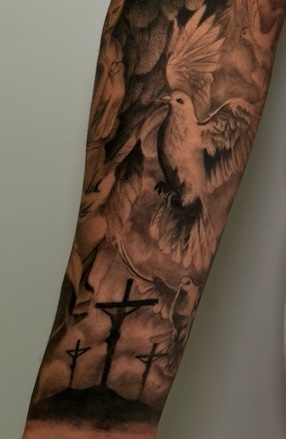 Familia de elefantes en antebrazo — tatuaje realismo — CAOS Art Tattoo Chile