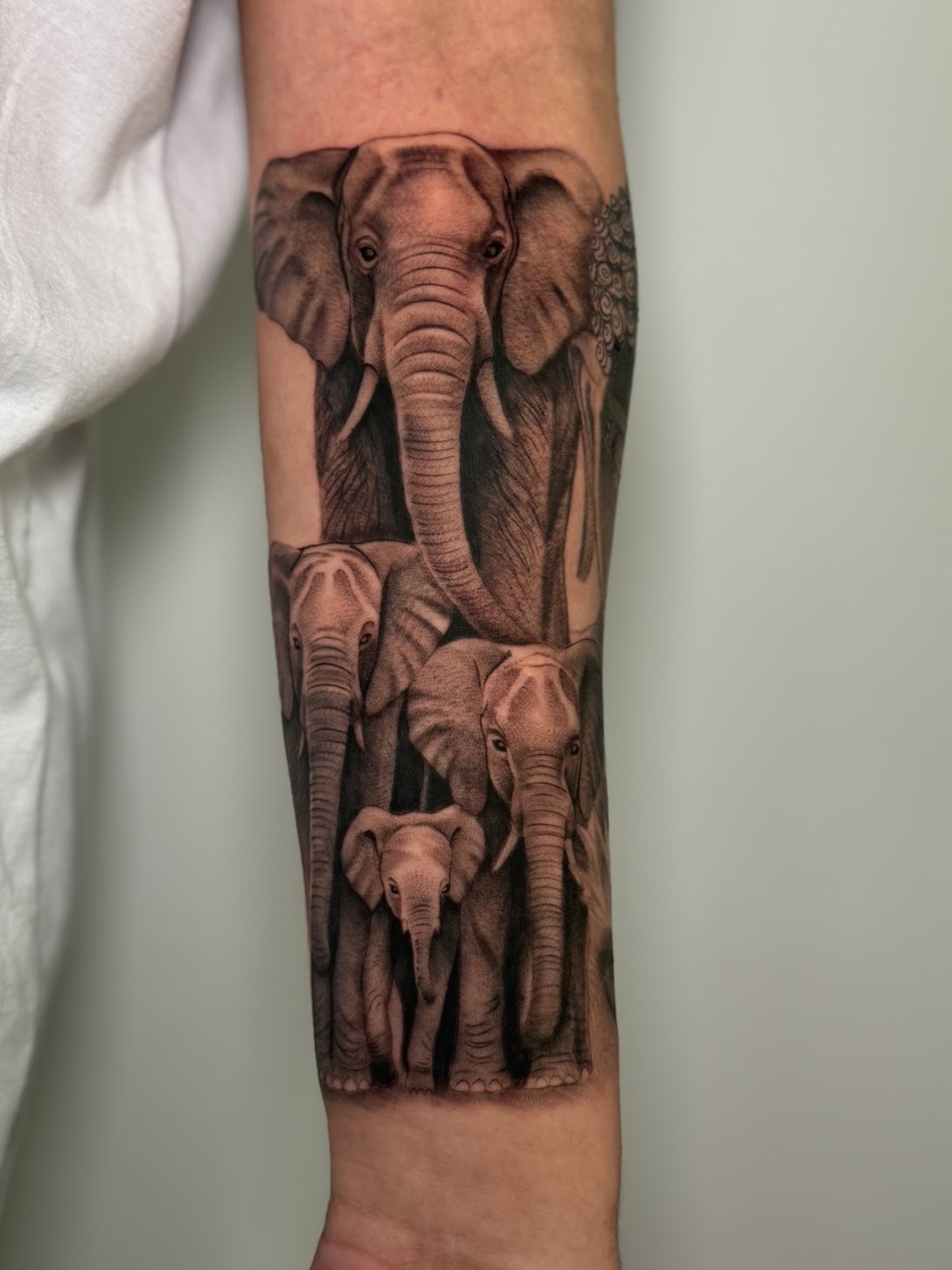 Buda con flor de loto en antebrazo — tatuaje realismo — CAOS Art Tattoo Chile