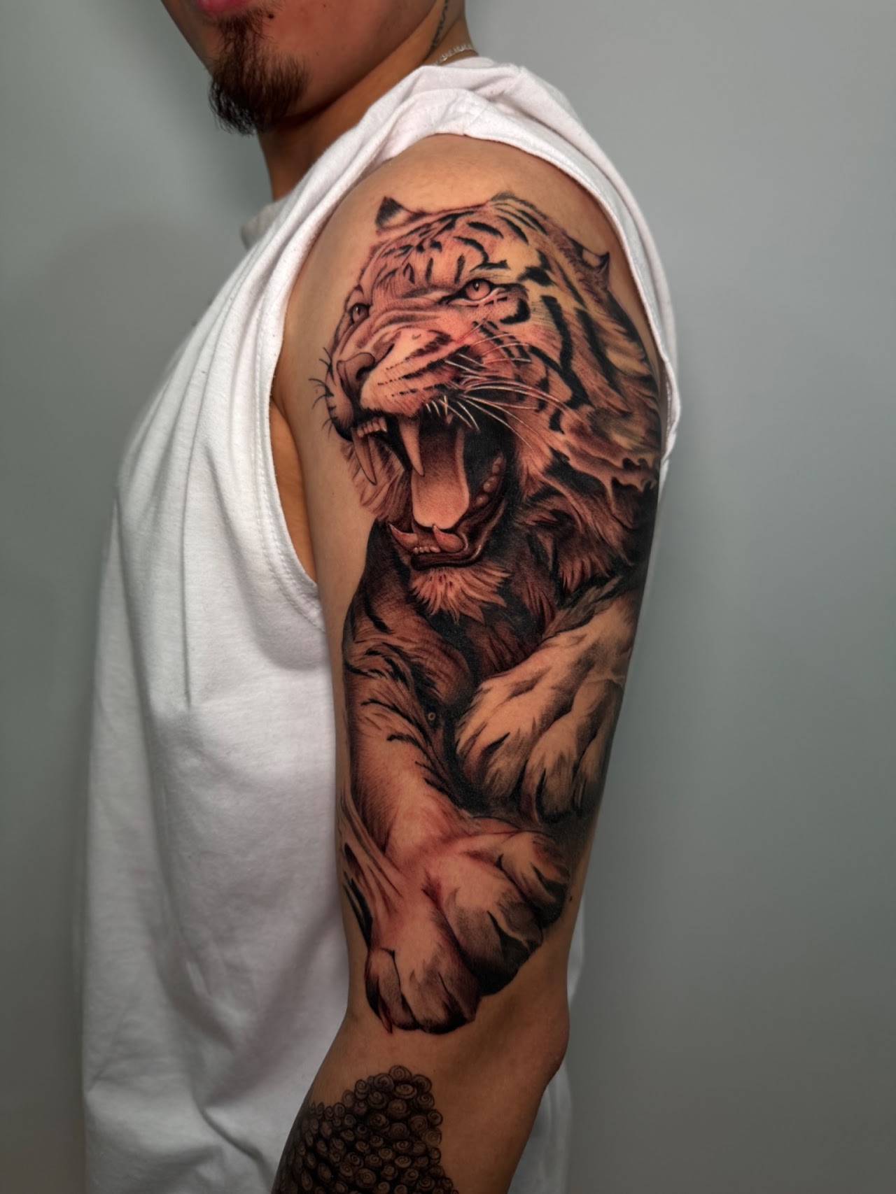 Jesús orando con corona de espinas — manga realismo — CAOS Art Tattoo Chile