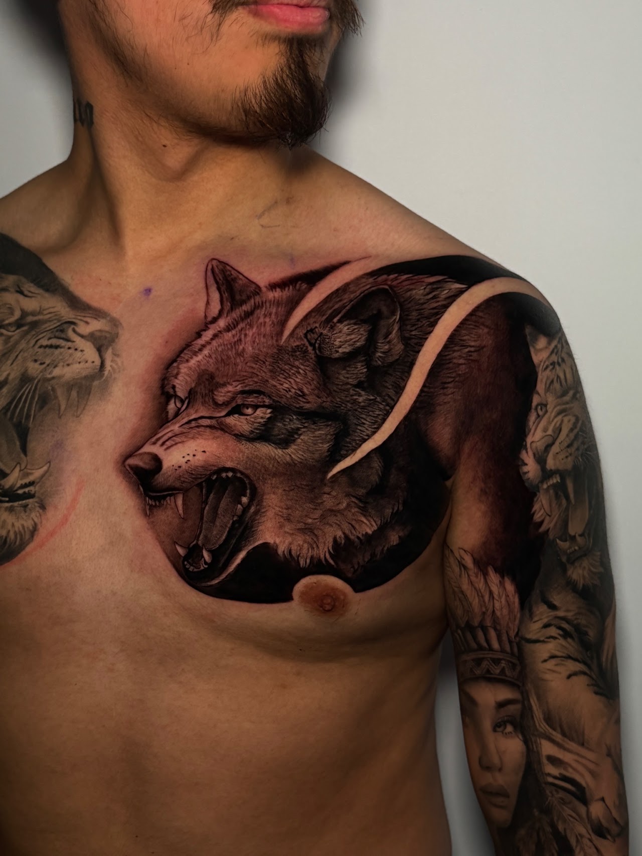 Virgen con rosa en manga — tatuaje realismo — CAOS Art Tattoo Chile