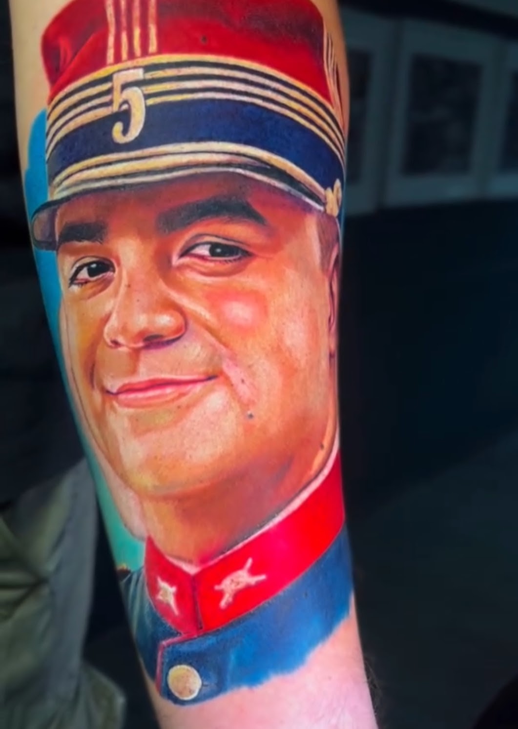 Retrato tatuaje realismo uniforme a color – Rubén, Caos Art Tattoo Santiago Chile