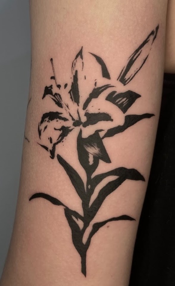 Bold blackwork floral tattoo by Caos Art Tattoo Santiago